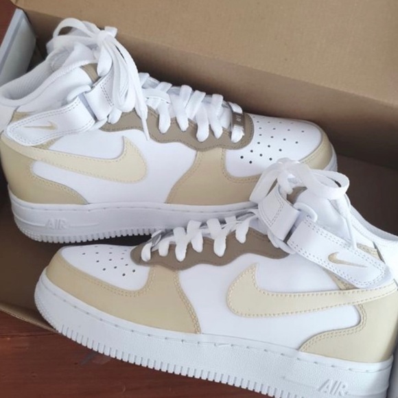 *Free 🎁 * Nike Nude Rare Mids Air Force 1s - Picture 1 of 2